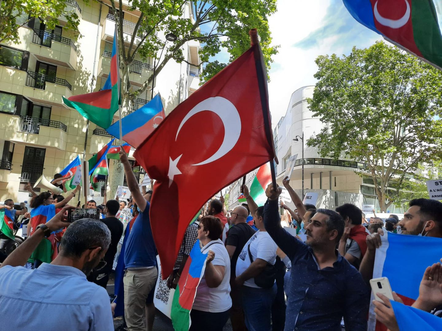 Азербайджанцы протестуют у посольства Армении в Париже - ФОТО
