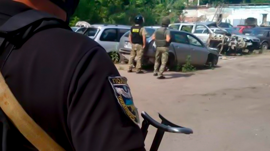 Мужчина, угрожающий подорвать гранату в украинской Полтаве, взял в заложники полицейского