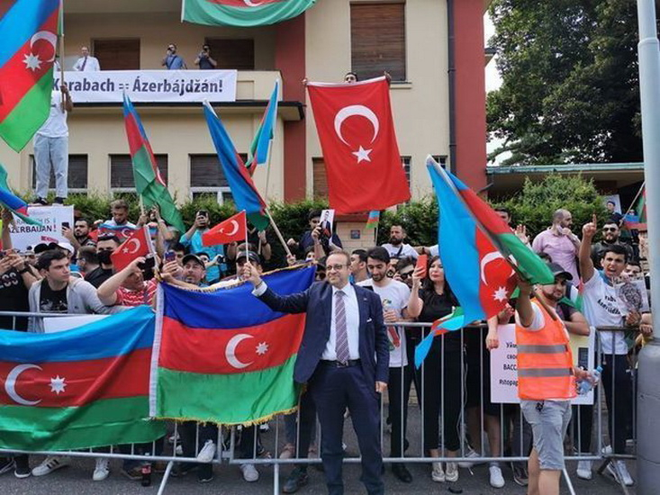 Посол Турции принял участие в акции, чтобы поддержать азербайджанцев - ФОТО