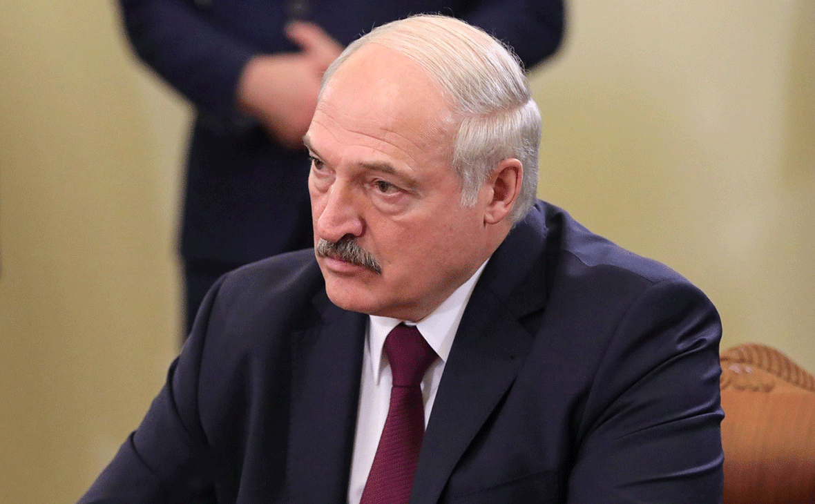 Лукашенко заявил, что на ногах переболел коронавирусом