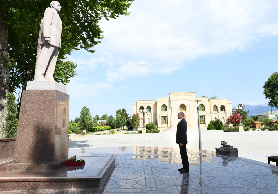 Ильхам Алиев посетил памятник великому лидеру Гейдару Алиеву в Исмаиллы - ФОТО
