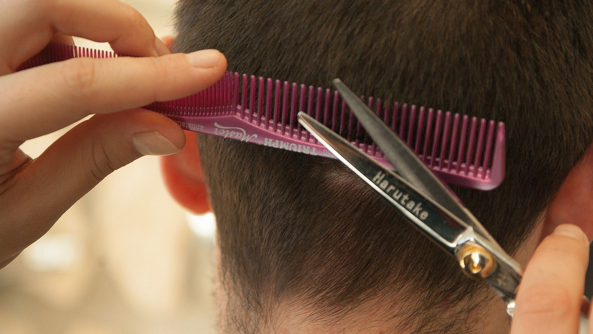 В Баку парикмахер ножницами тяжело ранил молодого человека