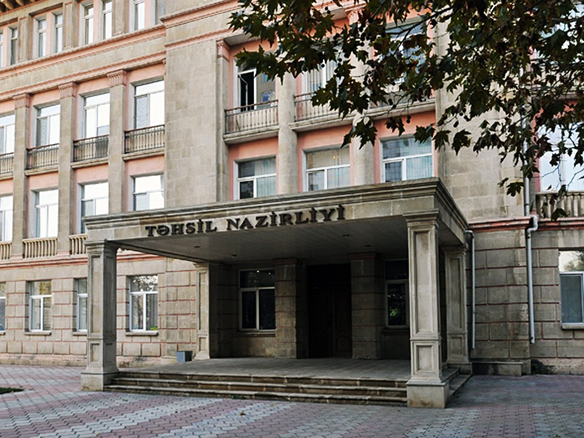 В Баку уволена директор школы