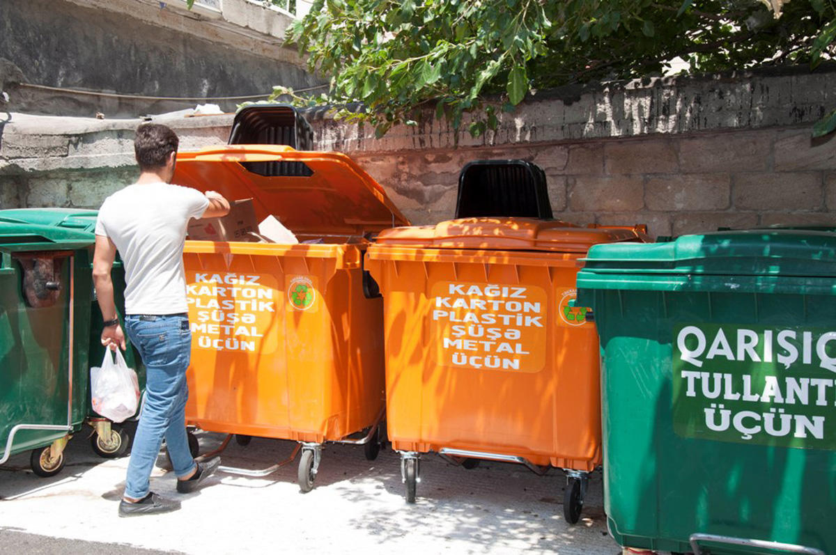 В Баку расследуется снижение количества мусорных контейнеров
