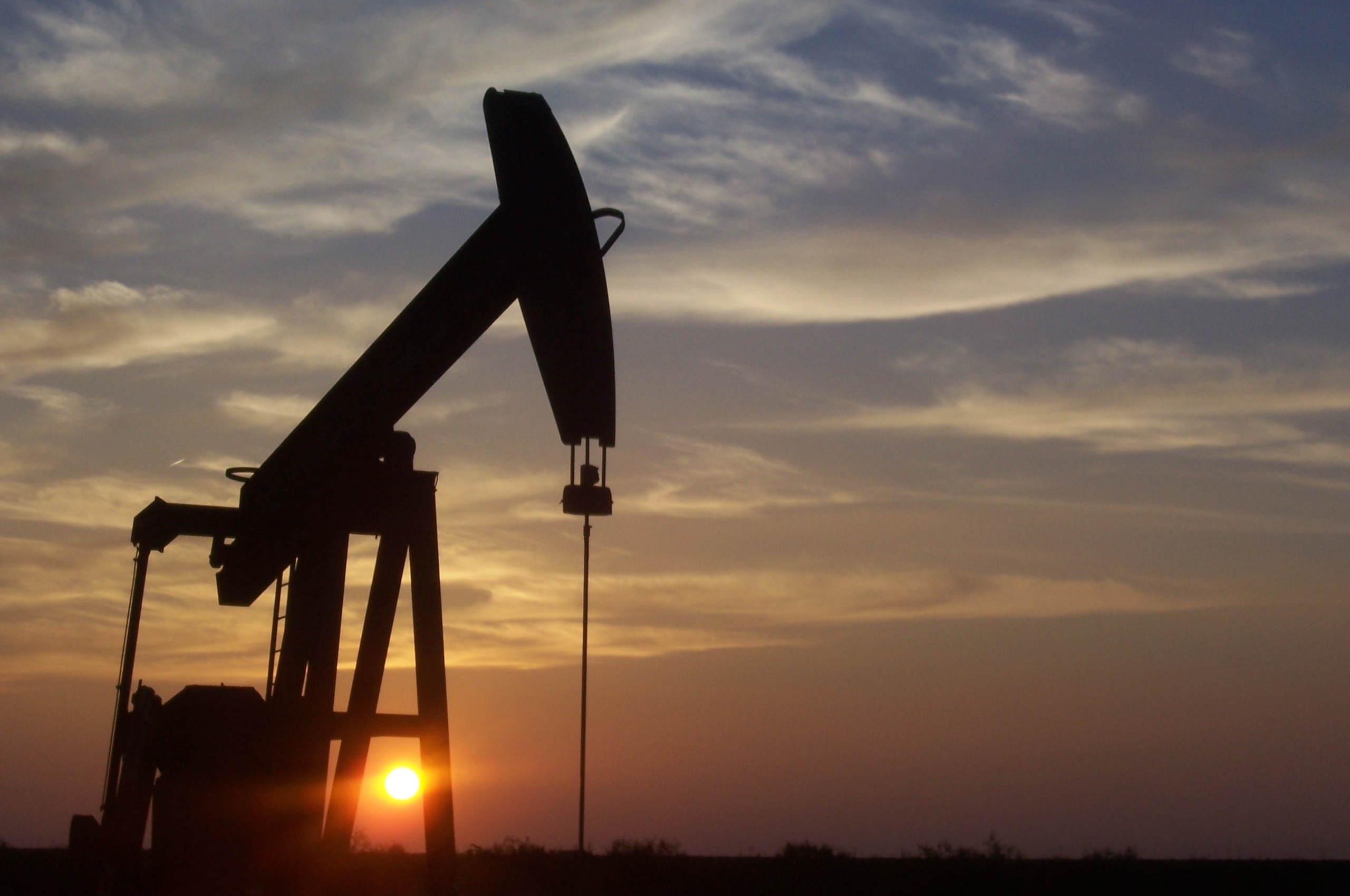 Цены на нефть снижаются, но Brent держится выше $44 за баррель