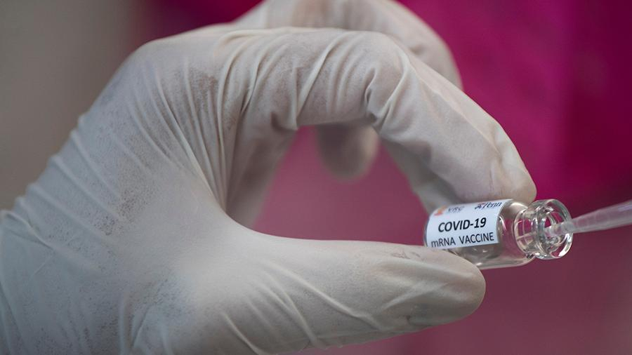 Израильский иммунолог предупредил об опасности вакцинации от коронавируса