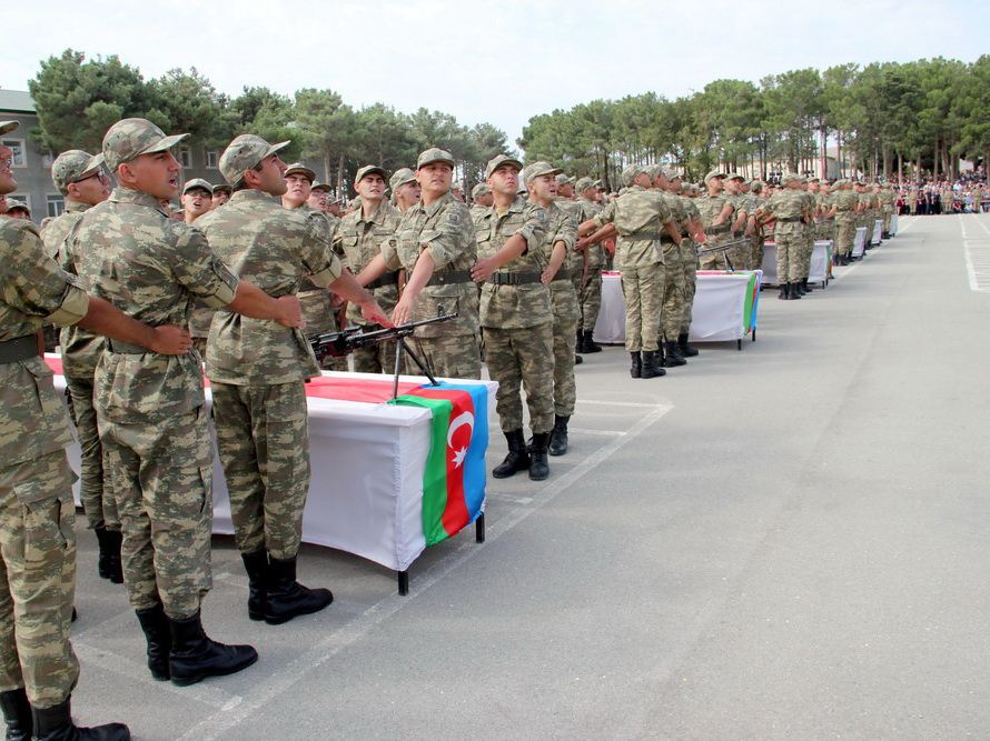 Минобороны Азербайджана обратилось к родителям молодых солдат перед принятием присяги