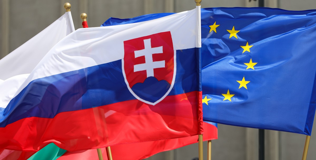 Словакия высылает российских дипломатов из-за обвинений в шпионаже