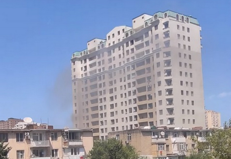 В Баку горит здание - ВИДЕО