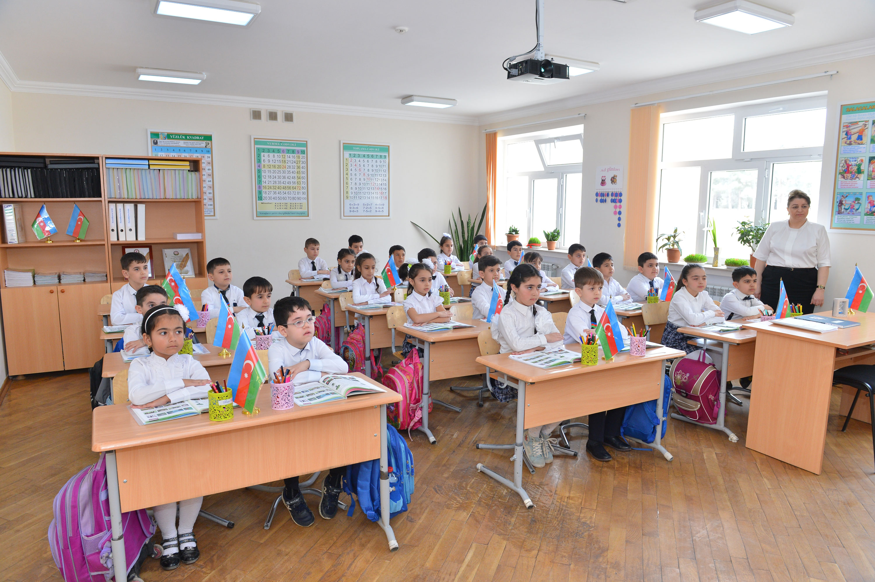 В Азербайджане сегодня начинается электронный перевод учащихся школ