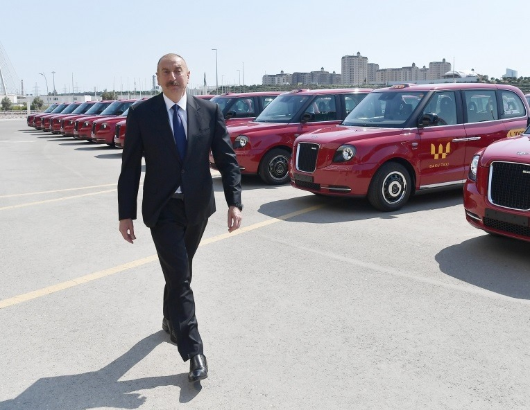 Ильхам Алиев ознакомился с доставленными в Баку новыми "Лондонскими такси" - ФОТО