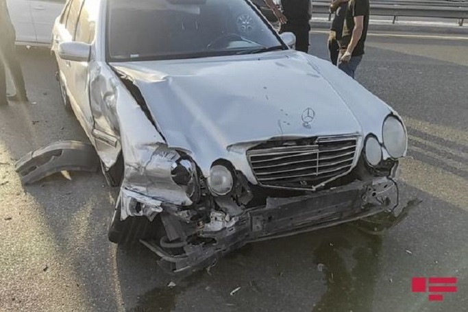 В Баку произошла цепная авария, виновник скрылся с места происшествия - ФОТО