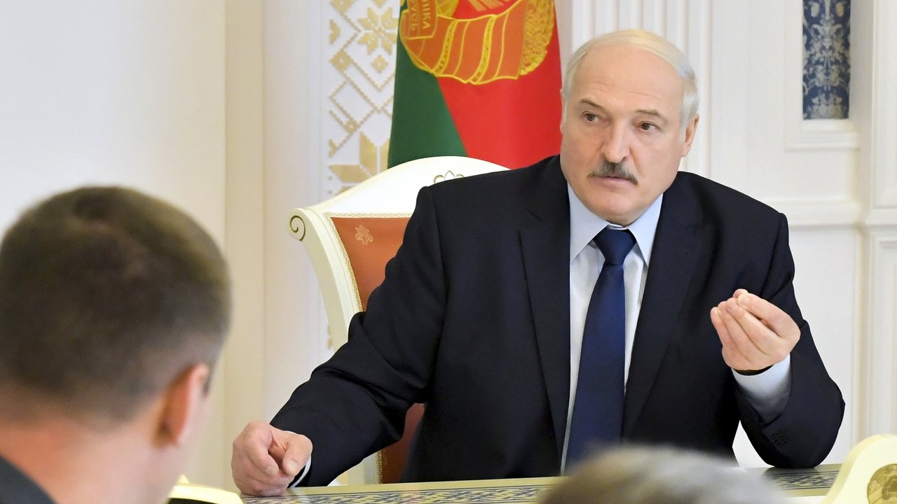 Лукашенко попросил Путина передать Меркель просьбу не вмешиваться