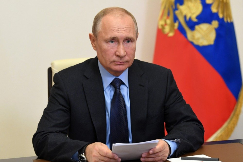 Путин призвал российских чиновников оставаться людьми