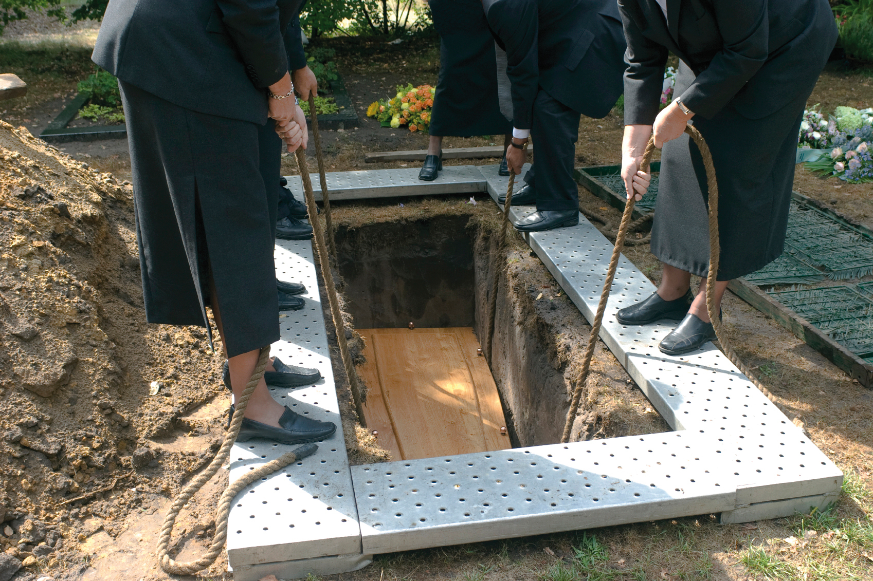Умершая девочка ожила во время своих похорон