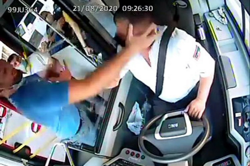 В Баку пассажир ударил водителя, потребовавшего от него надеть маску - ВИДЕО