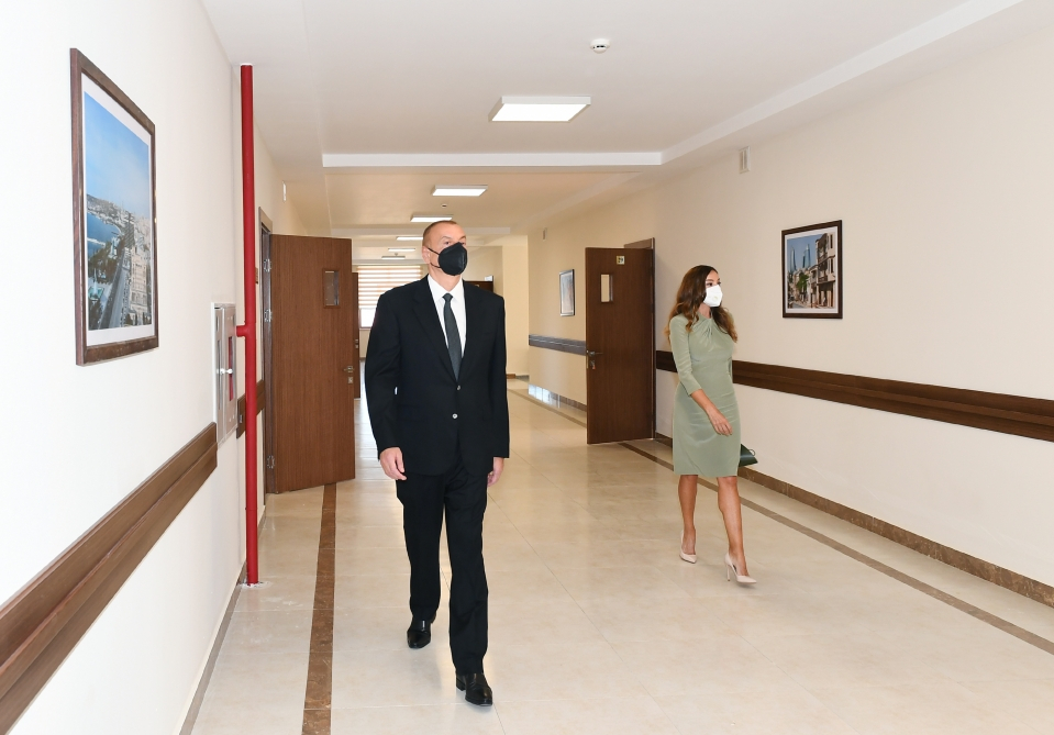 Ильхам Алиев и Мехрибан Алиева на открытии нового здания школы в поселке Гала - ФОТО