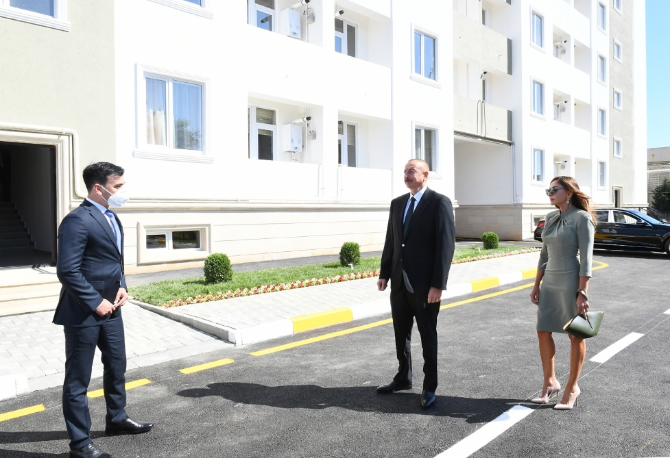Ильхам Алиев и Мехрибан Алиева на открытии общежития после реконструкции в поселке Бузовна - ФОТО