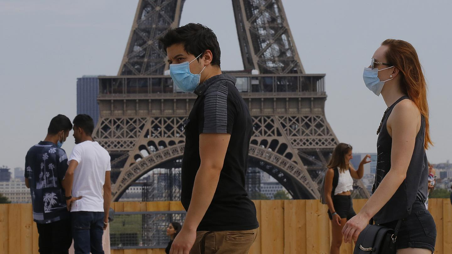 Жителей Парижа заставят носить маски на улицах