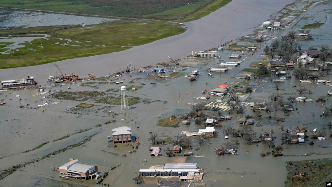 В США в результате урагана "Лаура" погибли 14 человек