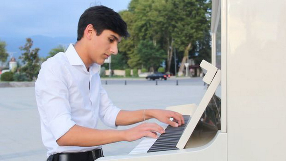 Выступление юного пианиста из Исмаиллы побило рекорд просмотров - ВИДЕО