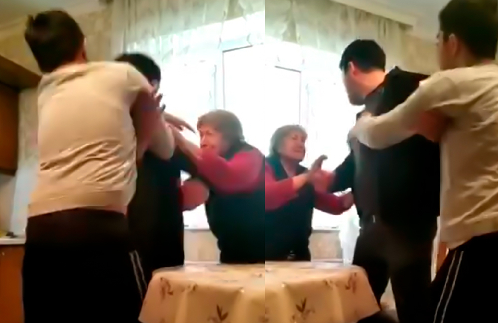 В Азербайджане уволен полицейский, оскорбивший свою маму - ВИДЕО