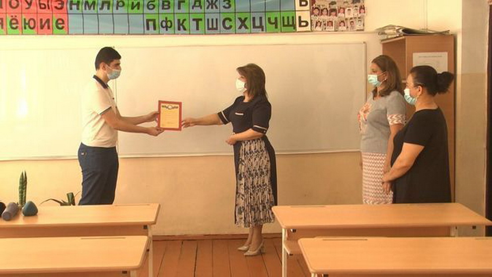 Репортаж о набравшем 700 баллов выпускнике хырдаланской школы - ВИДЕО