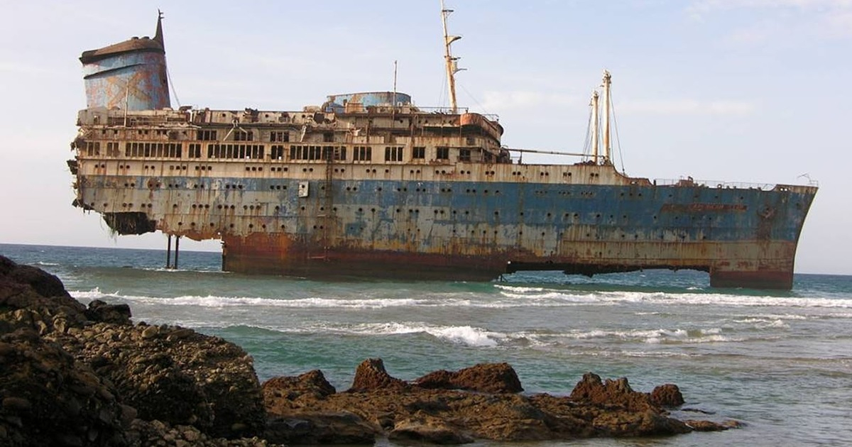 Мощнейший за полвека ураган вынес на берег российского города загадочный корабль - ВИДЕО