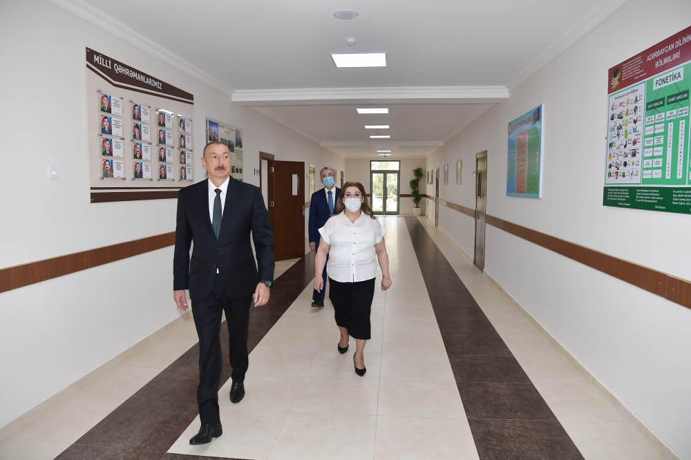 Ильхам Алиев принял участие в открытии нового корпуса средней школы в Баку - ФОТО