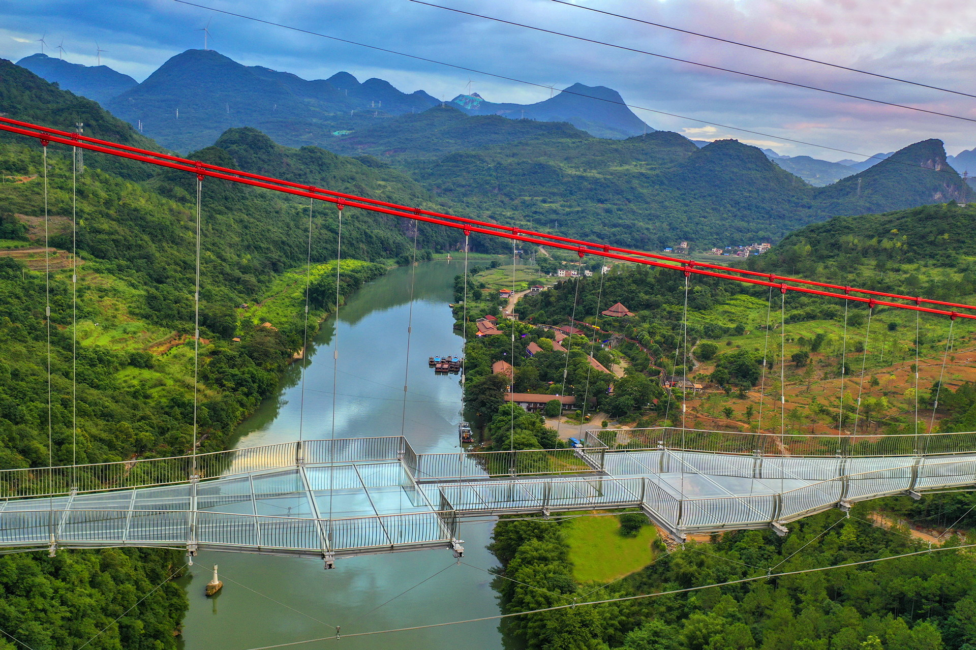 В Китае открыли самый длинный в мире подвесной стеклянный мост - ВИДЕО