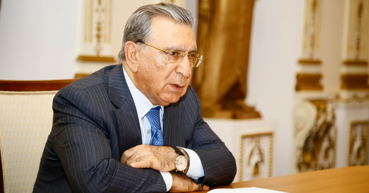 Президент освободил Рамиза Мехтиева от должности председателя комиссии