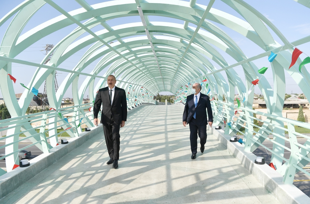 Ильхам Алиев на открытии надземного пешеходного перехода в Баку - ФОТО