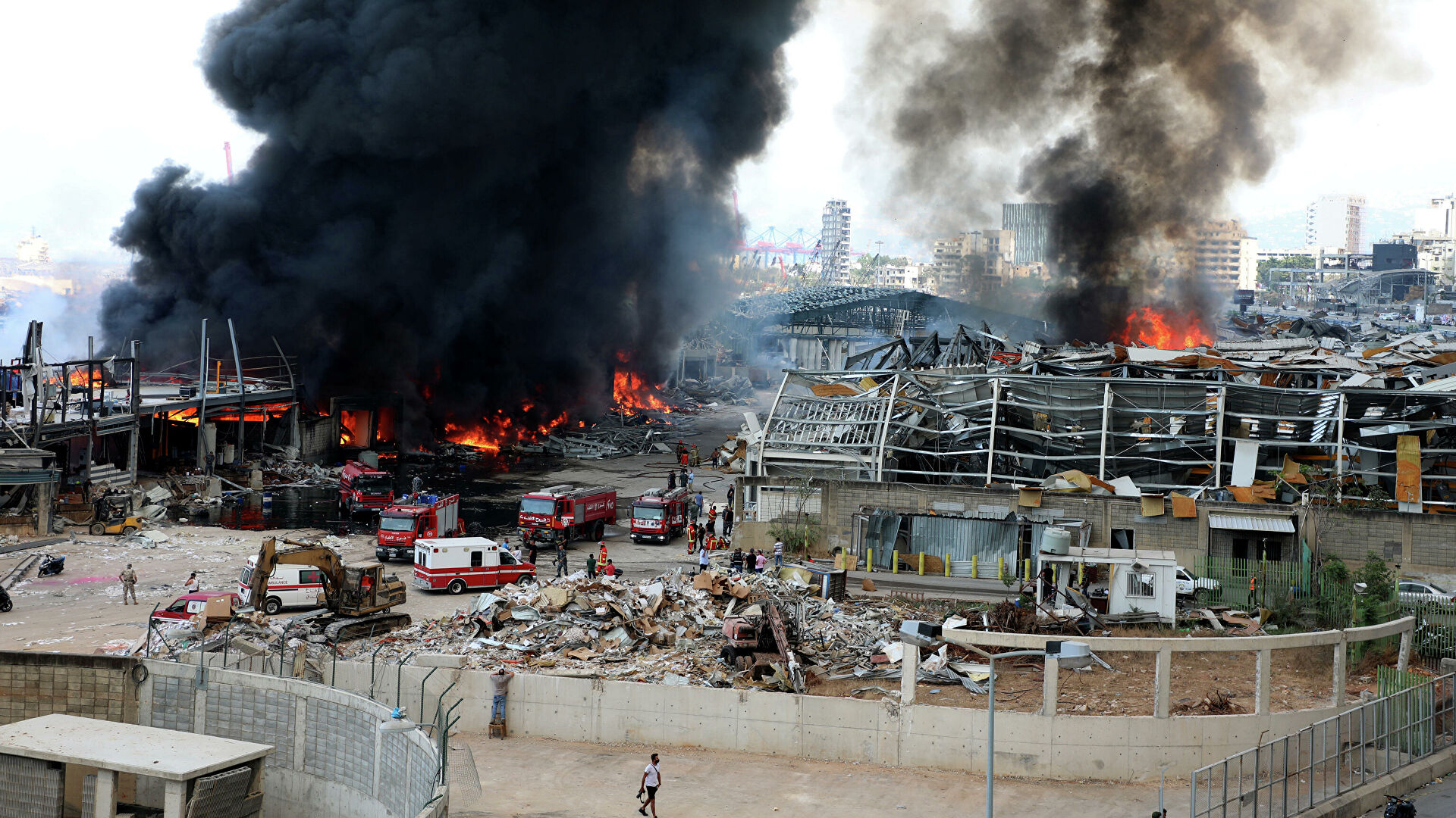 Власти Ливана назвали причину крупного пожара в порту Бейрута