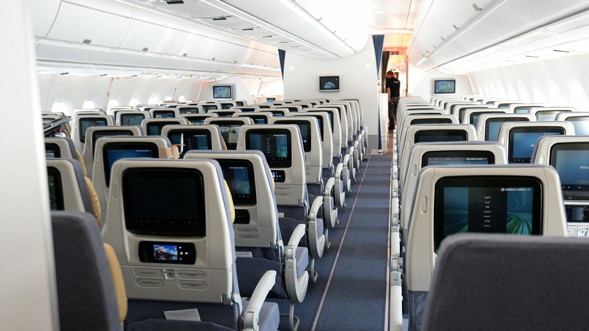 Неожиданная поза стюардессы в самолете поразила пользователей Сети - ФОТО
