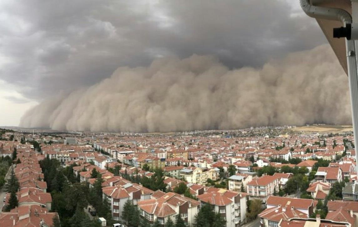 Анкару накрыла пыльная буря: есть пострадавшие - ВИДЕО
