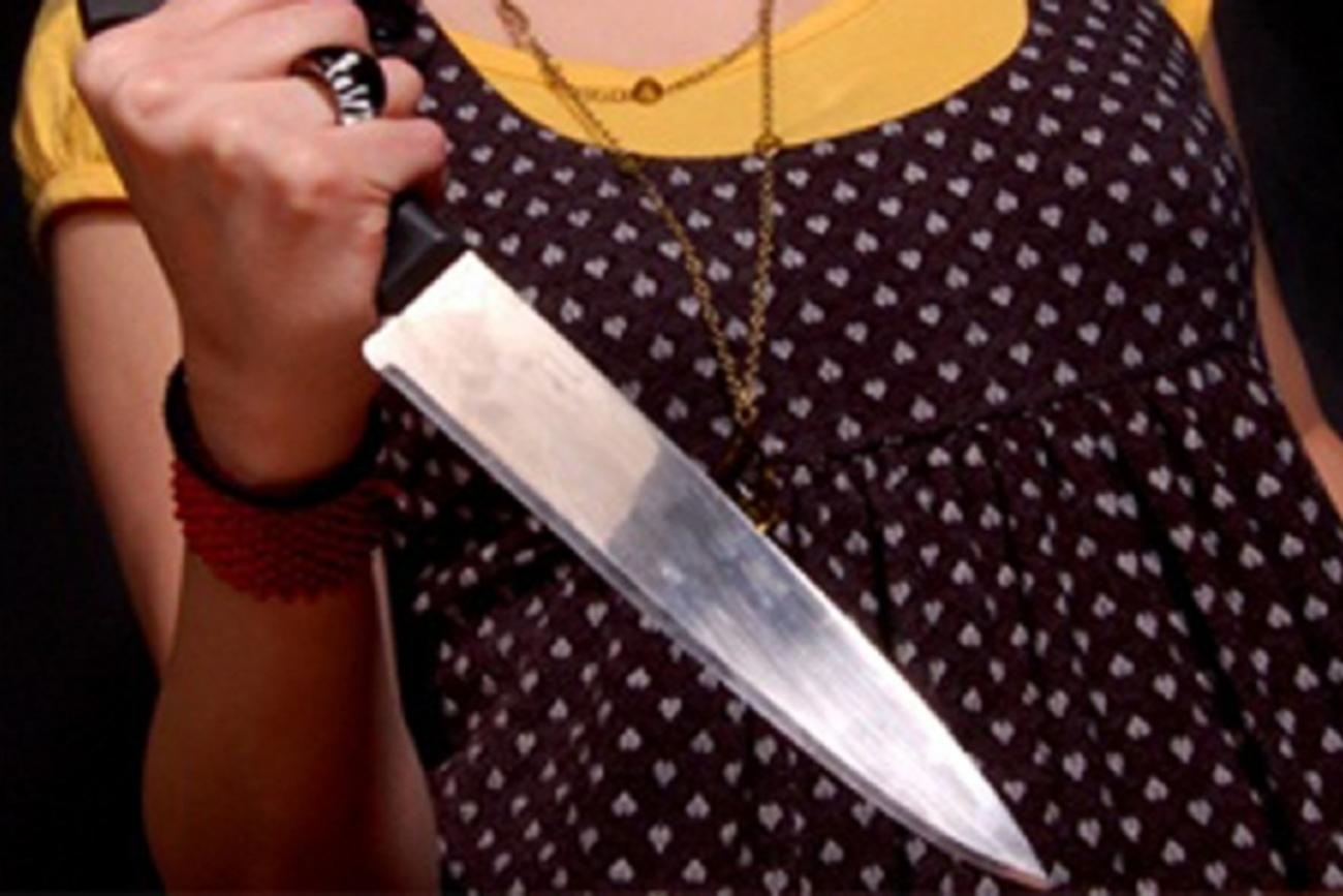 В Астаре женщина ударила ножом свекра