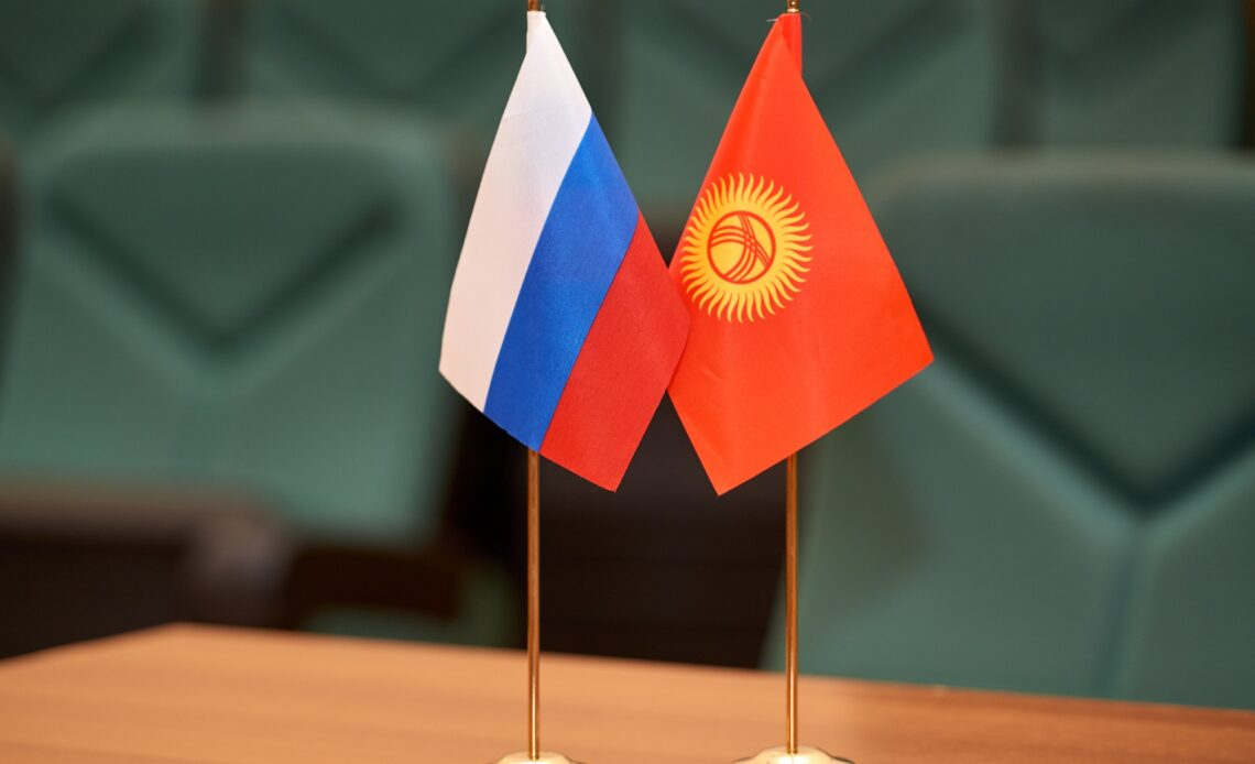 В Кыргызстане обсуждают возможность вхождения в состав России – экс-посол