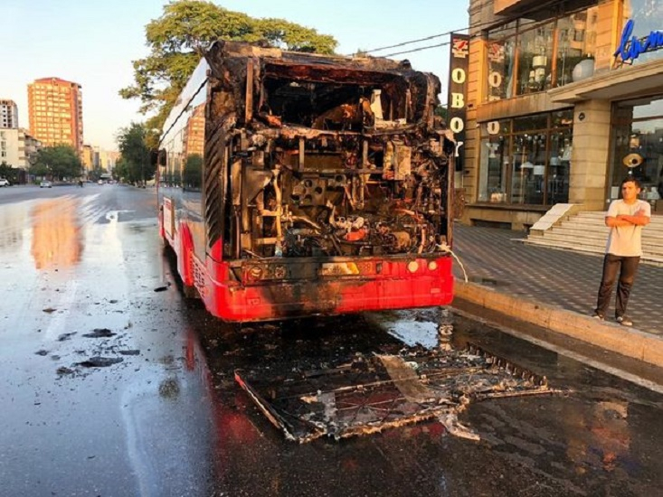 В Баку загорелся еще один автобус BakuBus