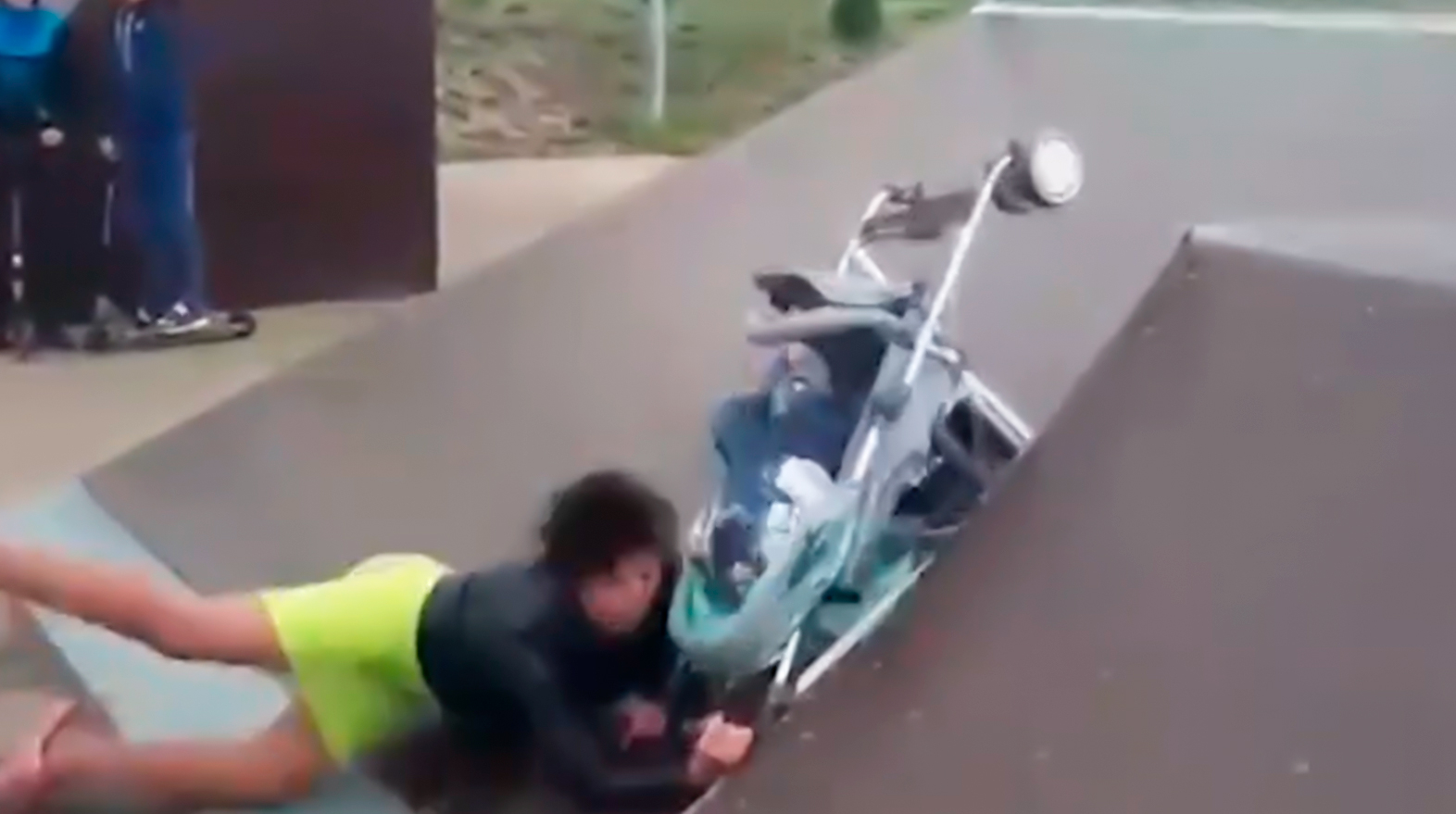 Пьяная мать с коляской попыталась покорить трамплин в скейтпарке - ВИДЕО