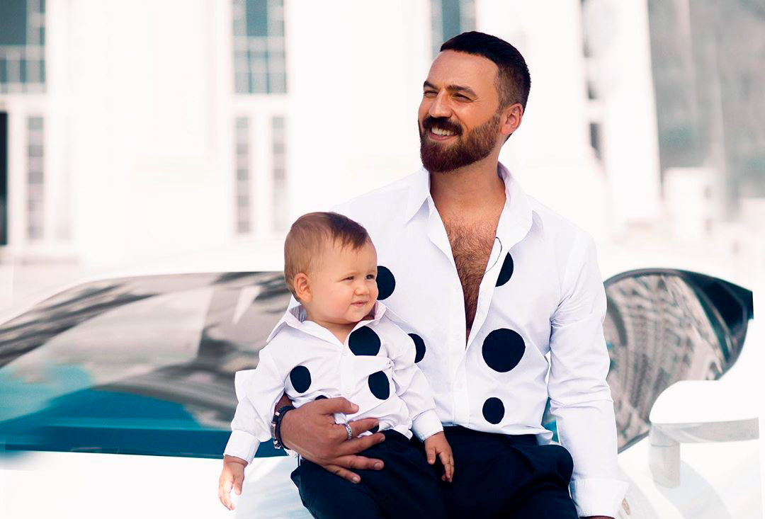 Популярный азербайджанский певец впервые показал своего сына – ФОТО