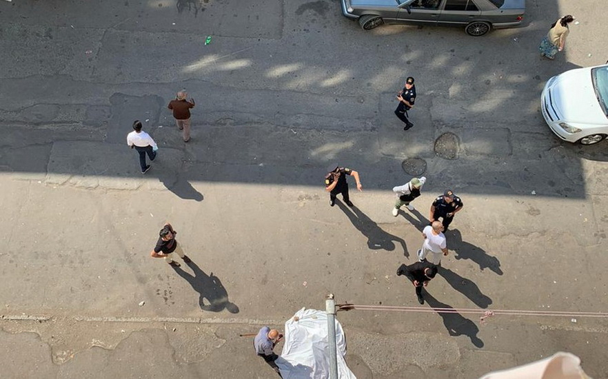 Страшная трагедия в Баку: женщина выбросилась с 8-го этажа - ВИДЕО
