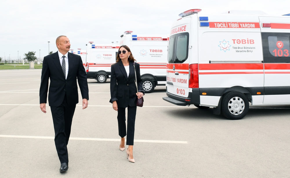 Президент и первая леди ознакомились с новыми автомобилями скорой помощи - ФОТО