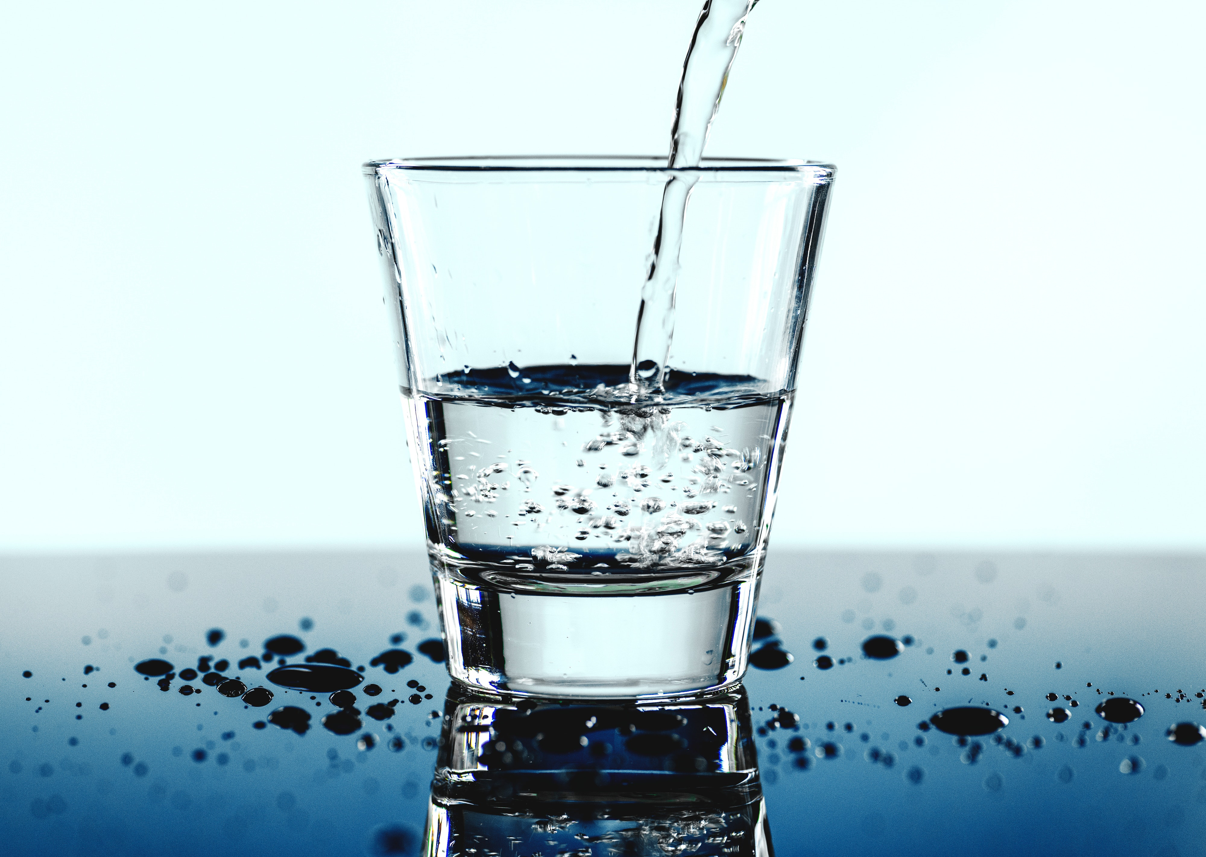В ВОЗ считают, что лучше пить воду из-под крана, чем газировку и сладкие напитки