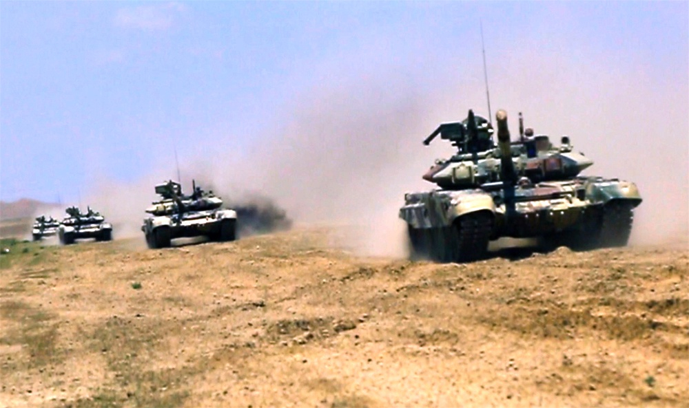 Танковые подразделения во взаимодействии с артиллерией выполняют учебно-боевые задачи - ВИДЕО