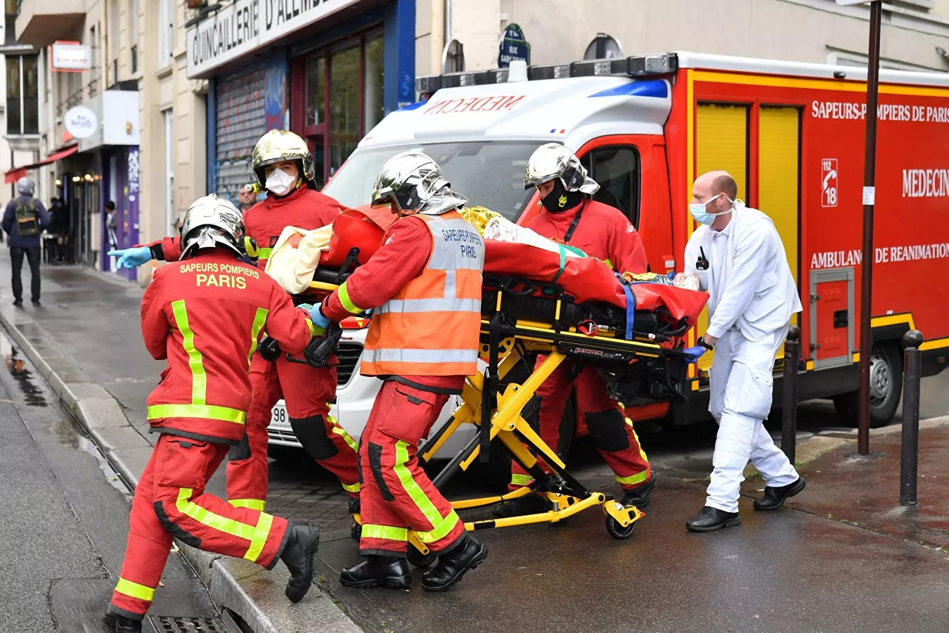 В Париже нескольких человек ранили у бывшего здания Charlie Hebdo - ВИДЕО
