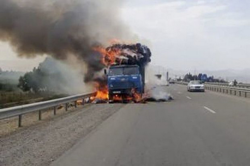 На трассе Баку-Газах сгорел грузовой автомобиль