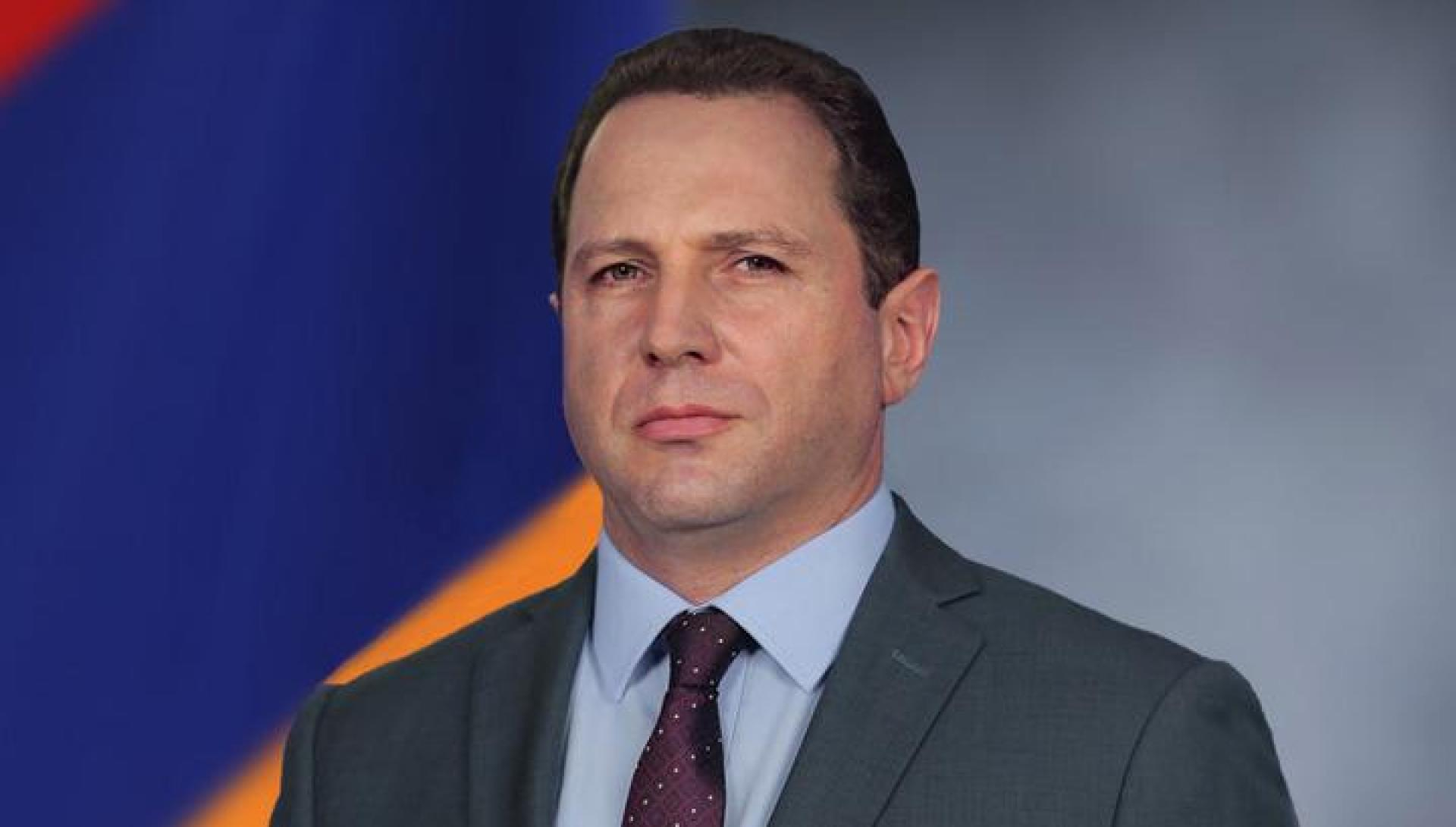 Министр обороны Армении сбежал из страны