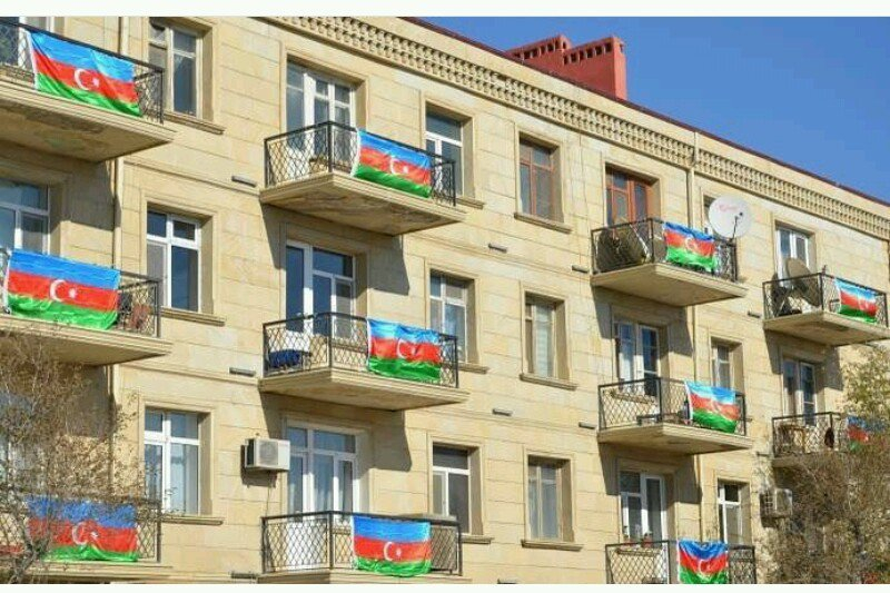 Флаги Азербайджана на балконах, домах и автомобилях