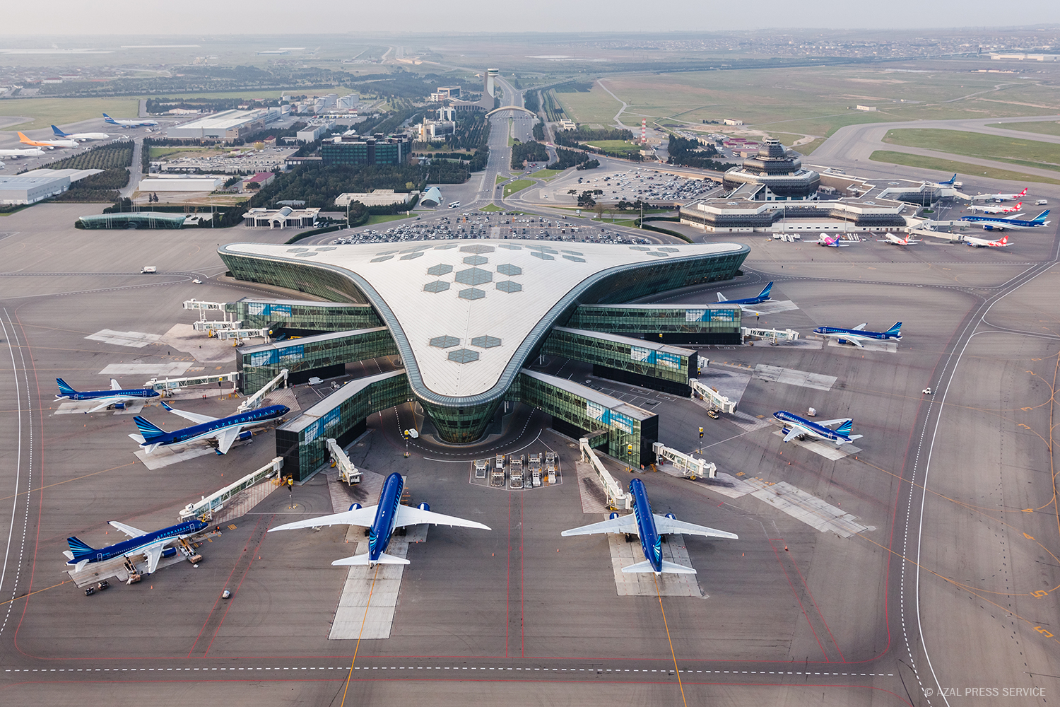 Бакинский аэропорт перешел на ограниченный режим работы