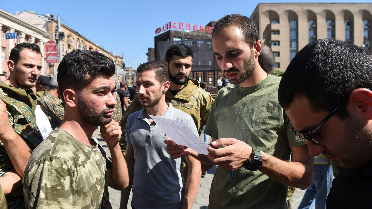 В Армении в связи с нехваткой военнослужащих призывают желающих записаться в добровольцы